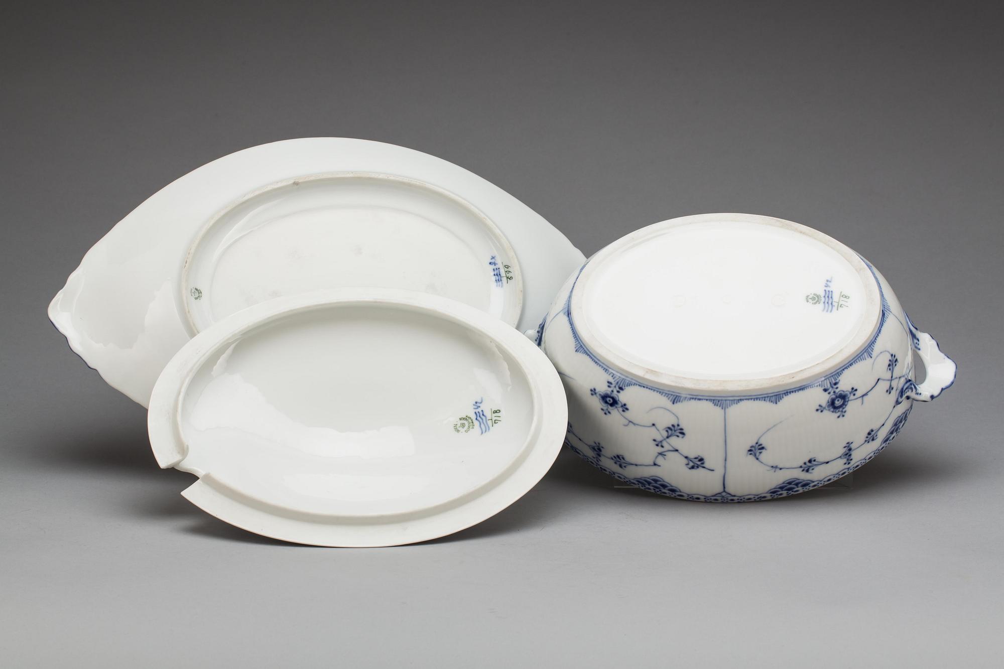 TERRIN med FAT, porslin, "Musselmalet", Royal Copenhagen.