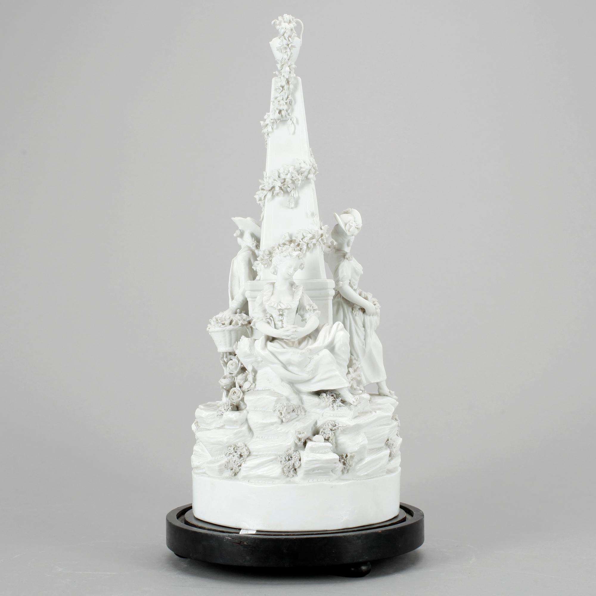 FIGURGRUPP, biskviporslin, Meissenliknande märke, 1900-tal.
