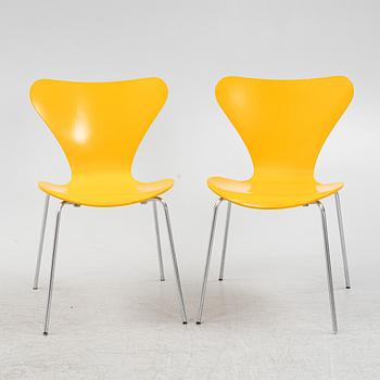 Arne Jacobsen, a set of five model 'Seven' chairs, Fritz Hansen, Denmark, dated 1976.
