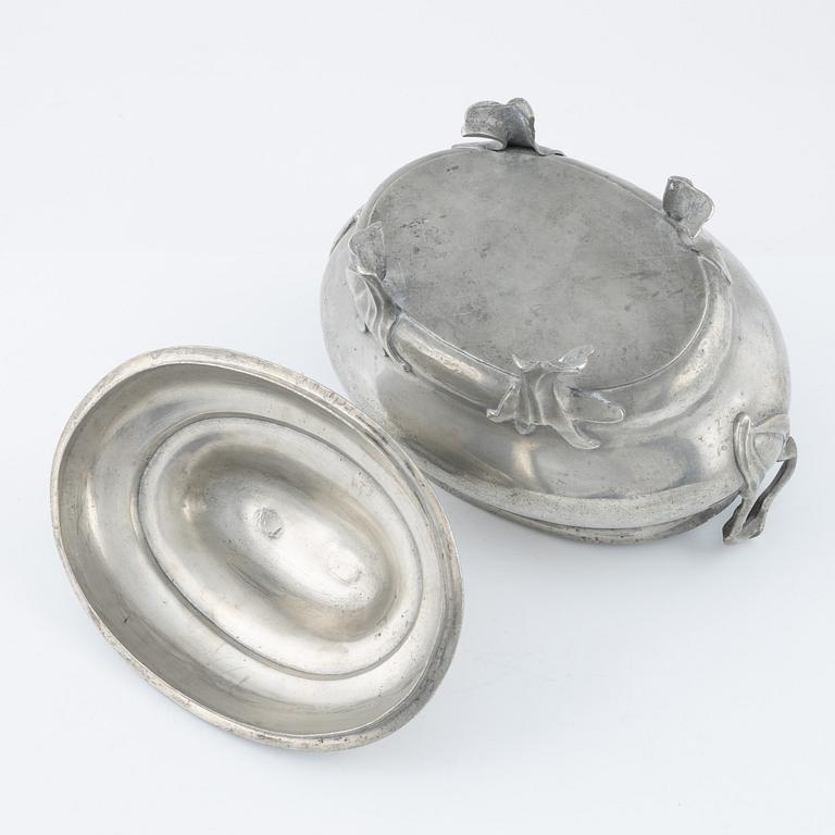 A pewter tureen, mark of Martin Gustaf Moberg, Jönköping 1786.