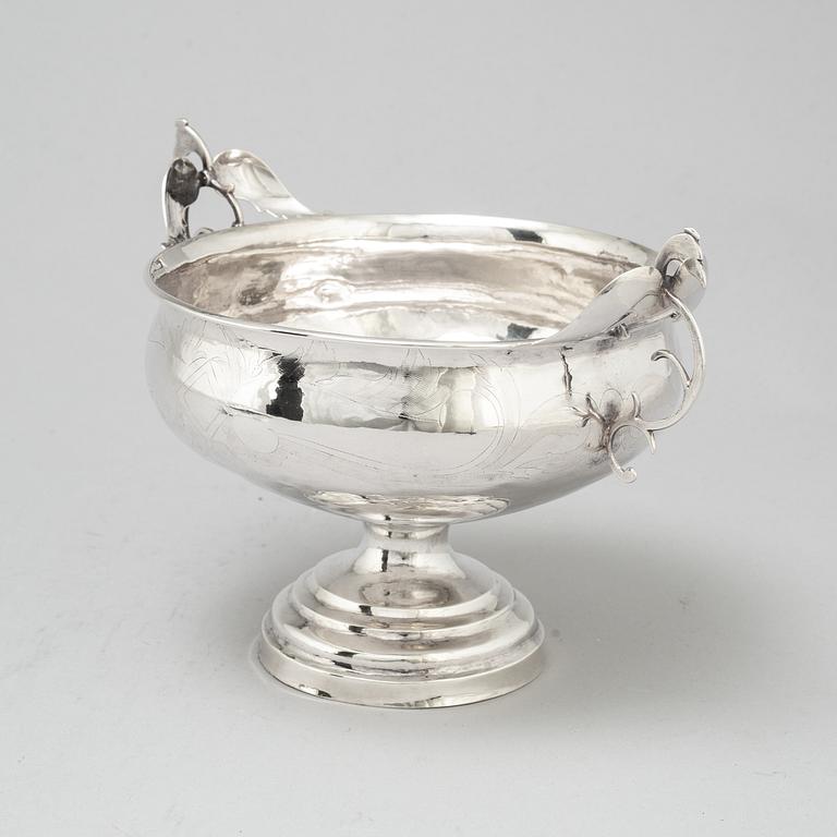 Lars Löfgren, BRÄNNVINSSKÅL, silver,  Hudiksvall (1797-1853) samt Johan Wickman, SKED, silver, Hudiksvall (1750-55).