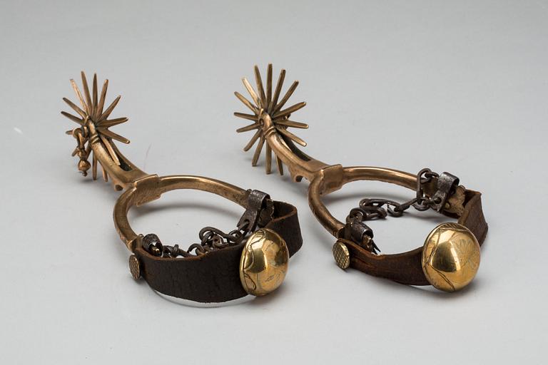 SPORRAR, ett par. Mässing.