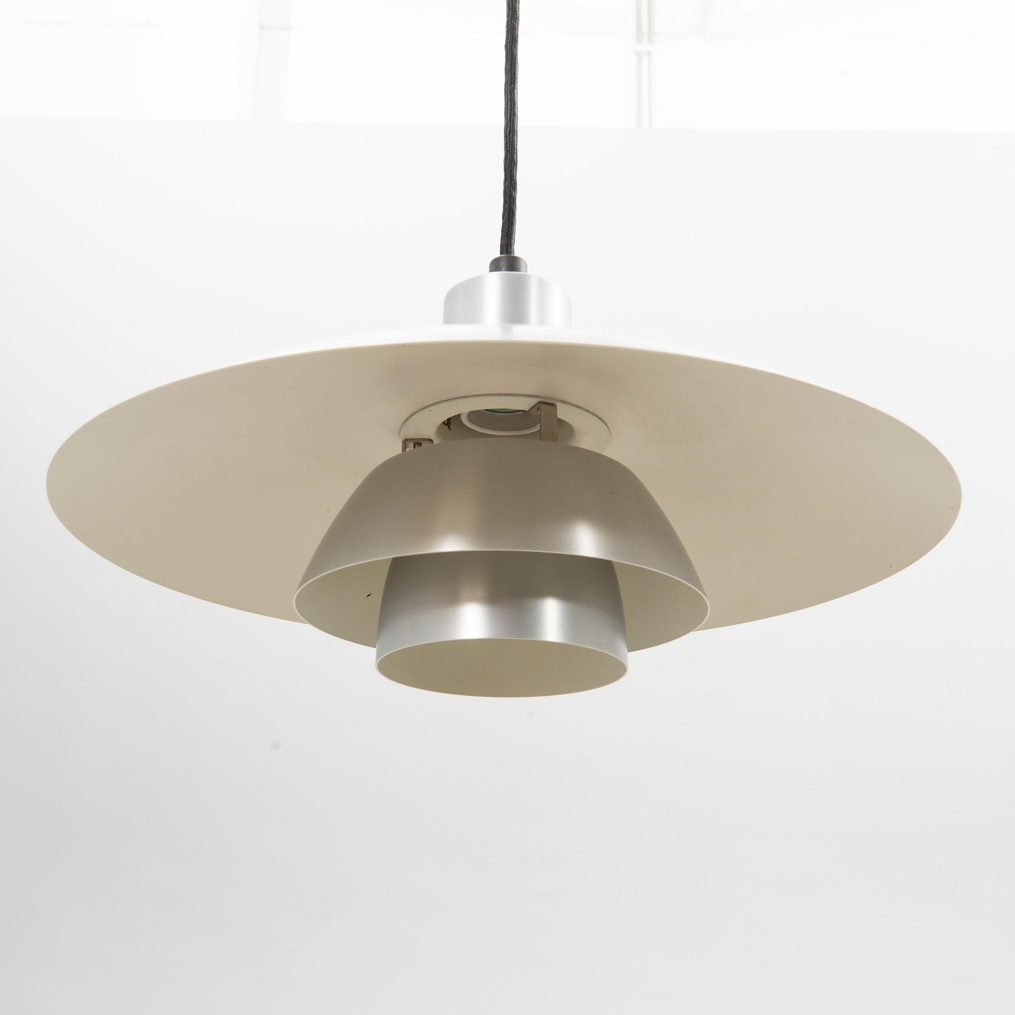 Poul Henningsen, taklampa, modell "PH 4/3", Louis Poulsen, Danmark.