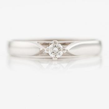 Ring in 18K white gold with a small brilliant-cut diamond.
