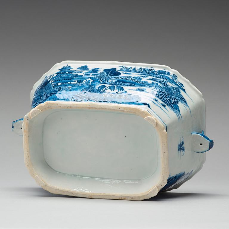 A blue and white tureen with cover, Qing dynasty, Qianlong (1736-95).