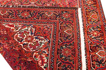 A Heris carpet, a. 295 x 207 cm.