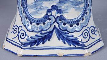 VASER, ett par samt LOCKURNOR, 3 st, fajans, Holland, 1800/1900-tal.