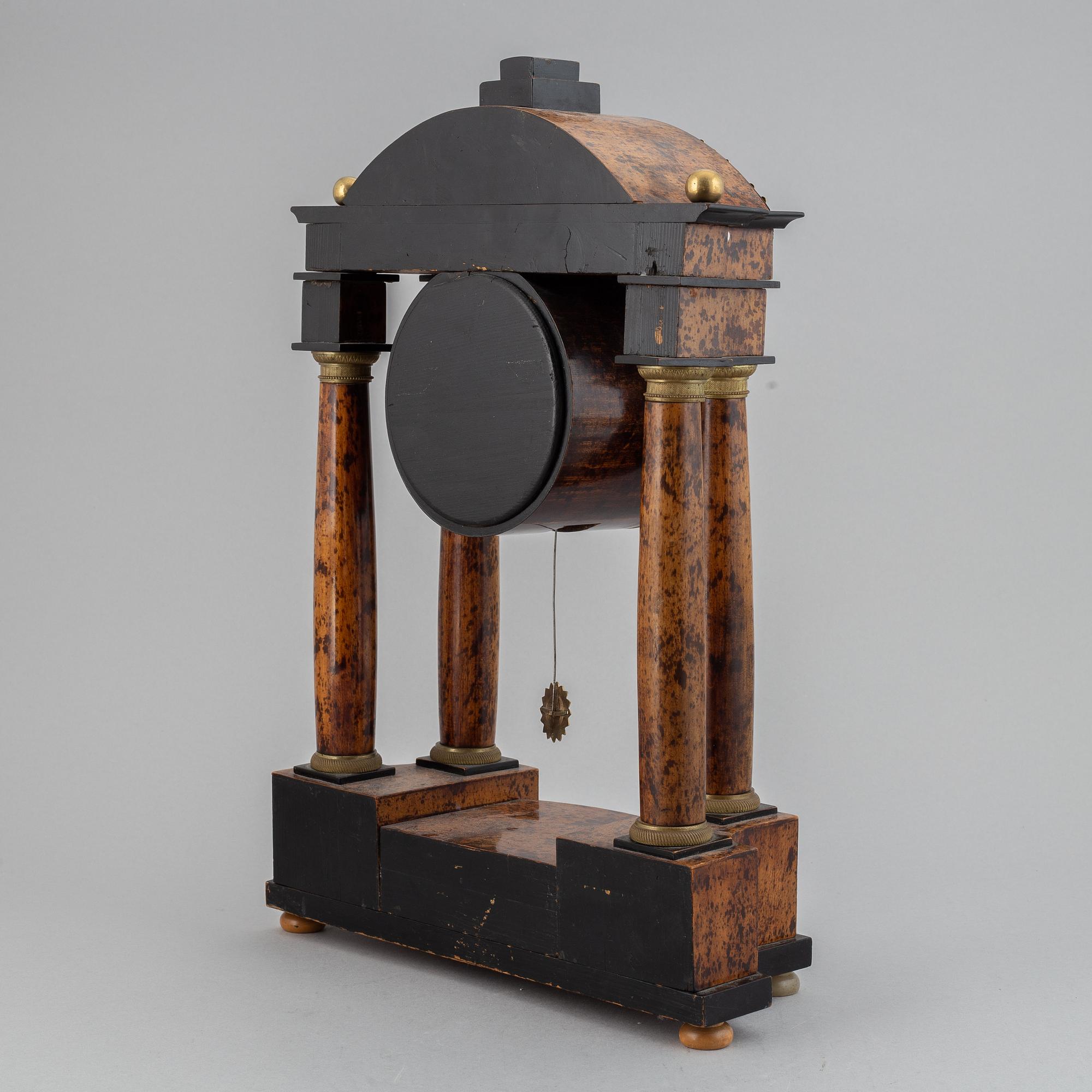 A Biedermeier pendulum clock, probably Germany / Austria. First half of the 19th century.