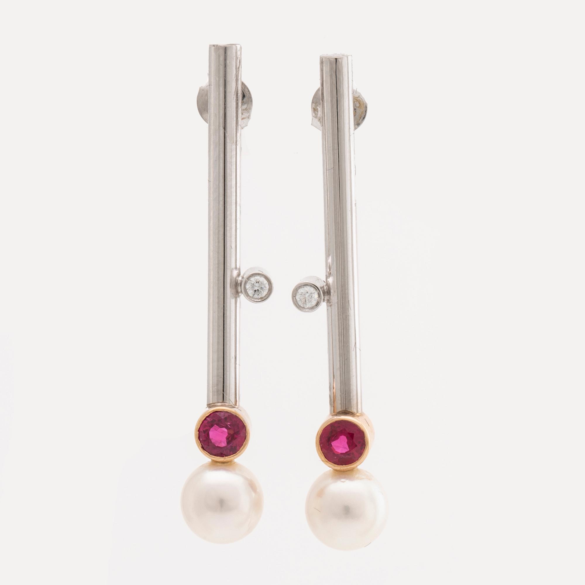 ÖRHÄNGEN 18K vitguld m 2 rubiner 0,96 ct 2 briljanter 0,06 ct TW VS, 2 odlade pärlor, Liljeroths Juvelform Malmö 2009.