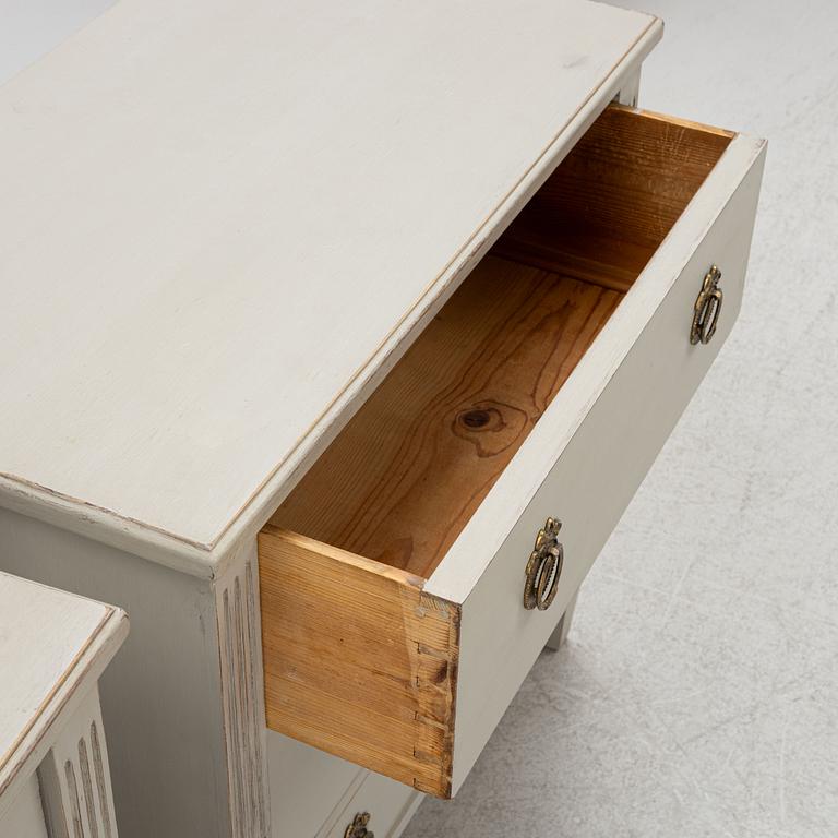 Chests of drawers, a pair, similar, Gustavian style, first half of the 20th century.