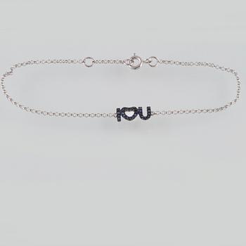 ARMBAND, 18K vitguld med fasettslipade blå safirer. Vikt 1,1 gram.
