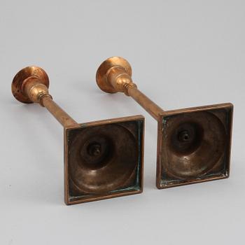 LJUSSTAKAR, ett par, malm, sent 1800-tal.