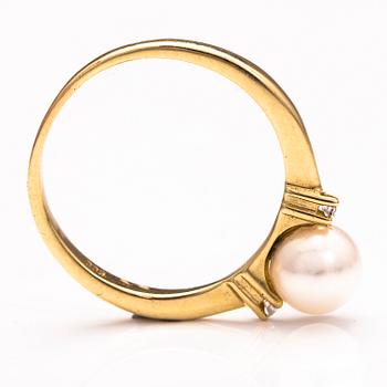 A 14K gold ring wirh diamonds ca 0.10 ct in total and a cultured pearl.