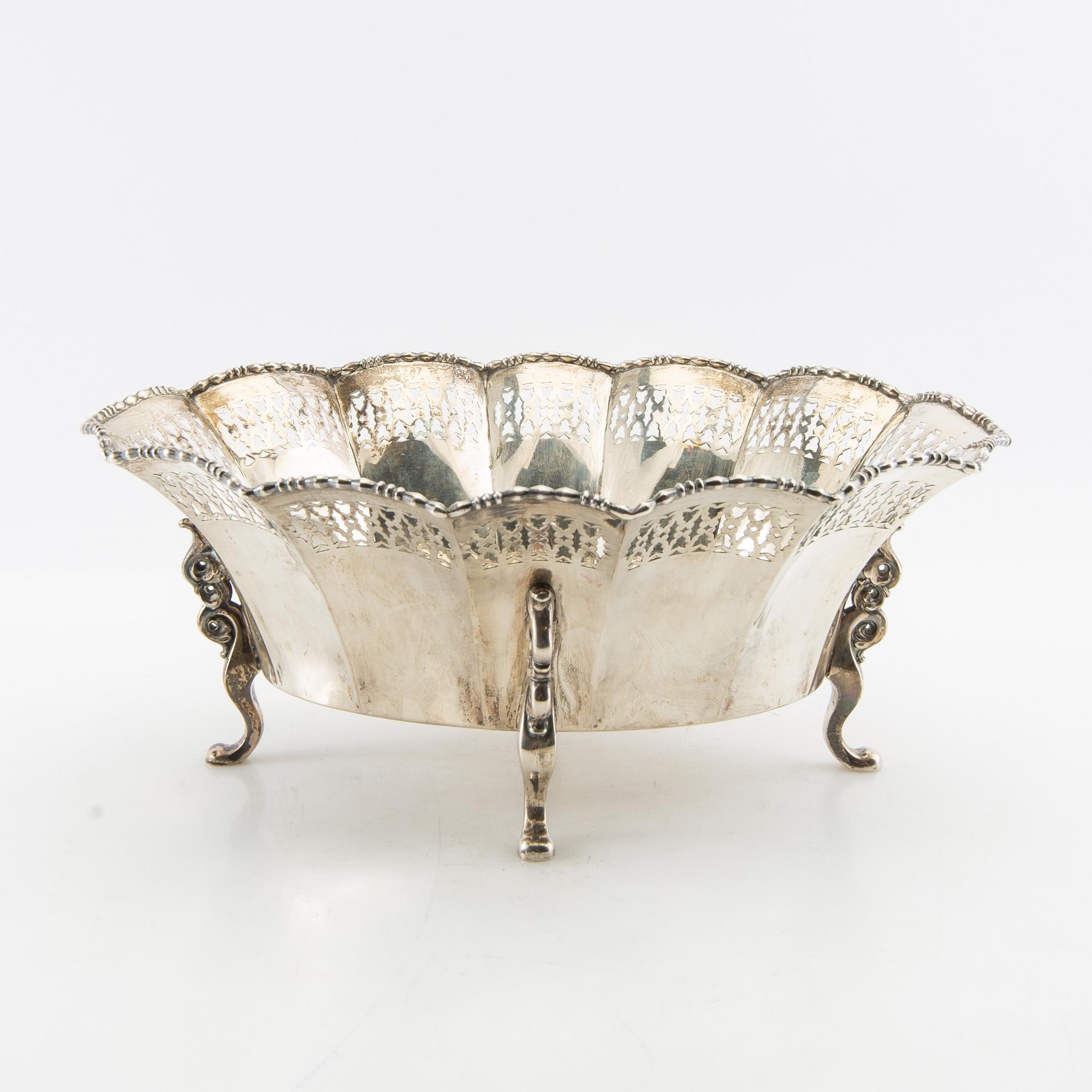 Jardinière/Bowl on foot, first half of the 20th century, silver.