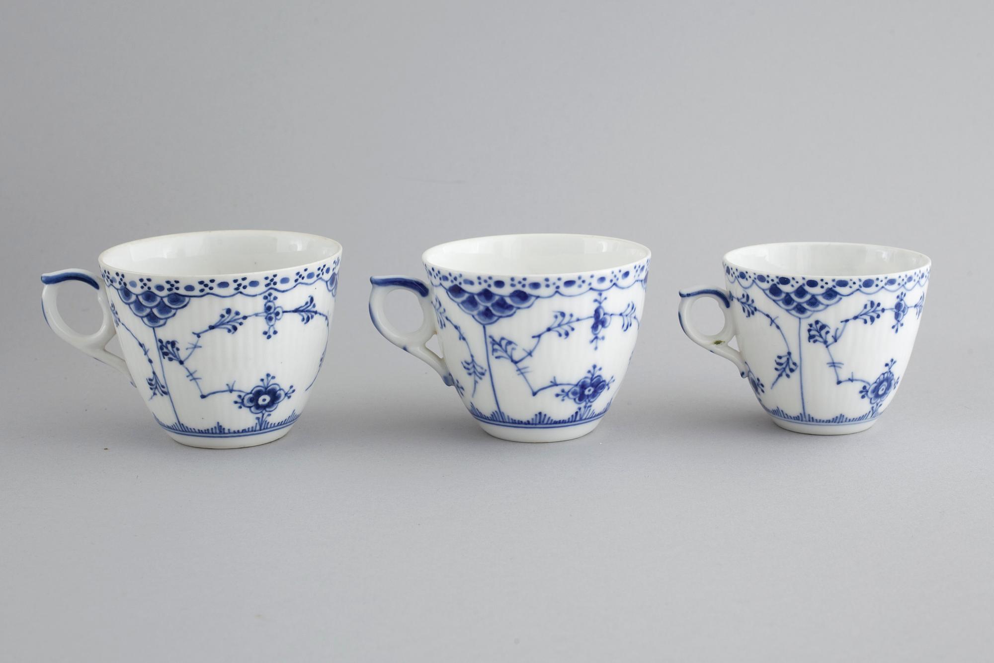 46 pieces of "Musselmalet" porcelain table ware, by Royal Copenhagen, first half/mid 20th century.