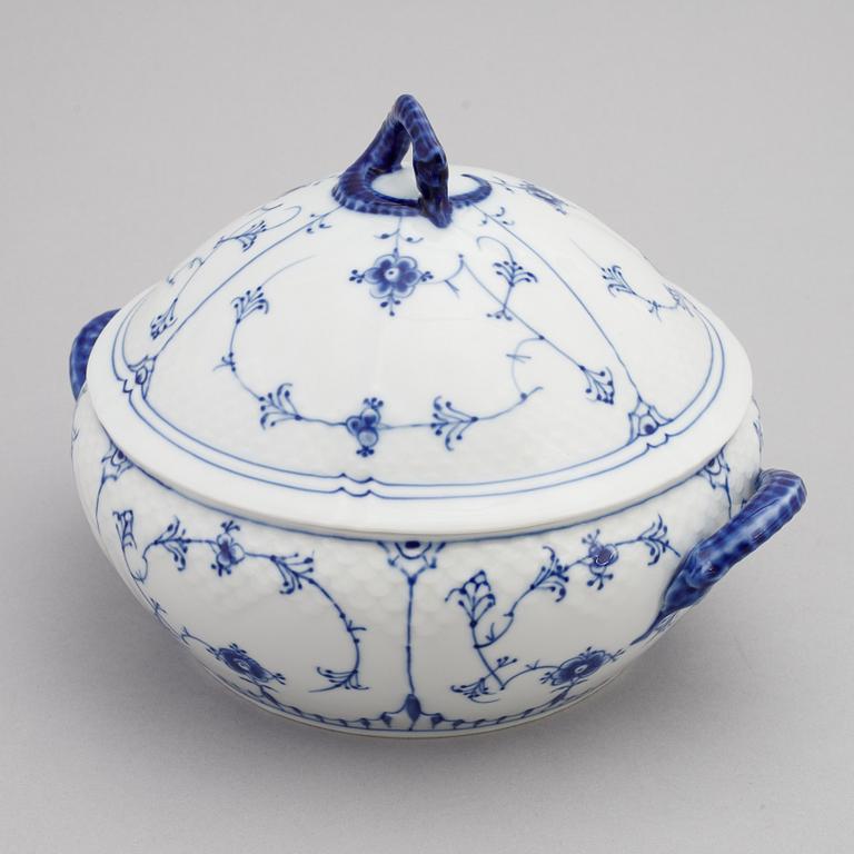 Matservis, 58 delar, porslin, "Musselmalet", Bing & Grøndahl samt Royal Copenhagen, Danmark.