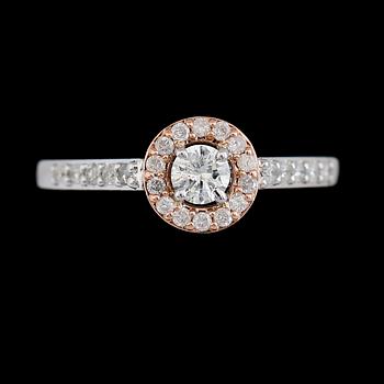 RING, 14K tvåfärgat guld, briljantslipade diamanter tot ca 0.75 ct. Vikt ca 3 g.