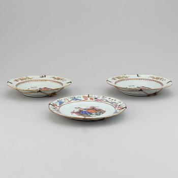 Three armorial dinner plate, Qing dynasty, Qianlong (1736-95).