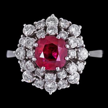 RING, rund fasettslipad Burma rubin, 2.08 ct, med briljantslipade diamanter, tot. ca 1.50 ct.