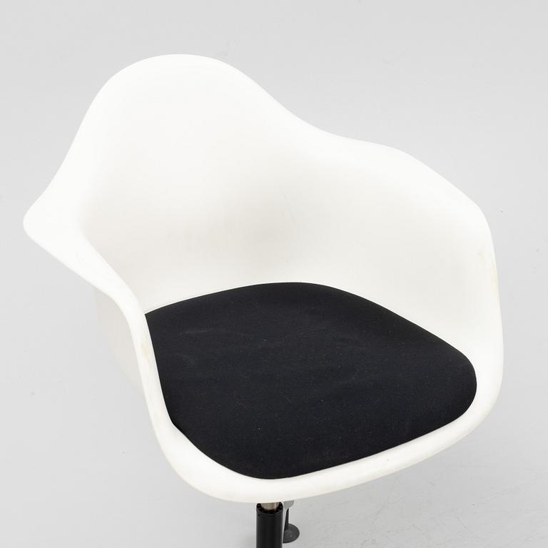 Charles & Ray Eames, a 'PACC' chair, Vitra.
