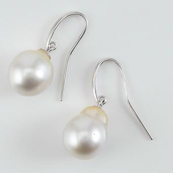 ÖRHÄNGEN, 1 par, 18K vitguld och south sea pärlor.