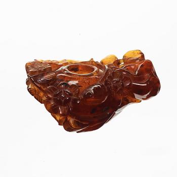 An amber brush washer, Qing dynasty (1644-1912).