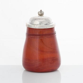 Mugg med lock, glas imiterande agat och lock av silver, ostämplad, Nordeuropa omkring 1600.