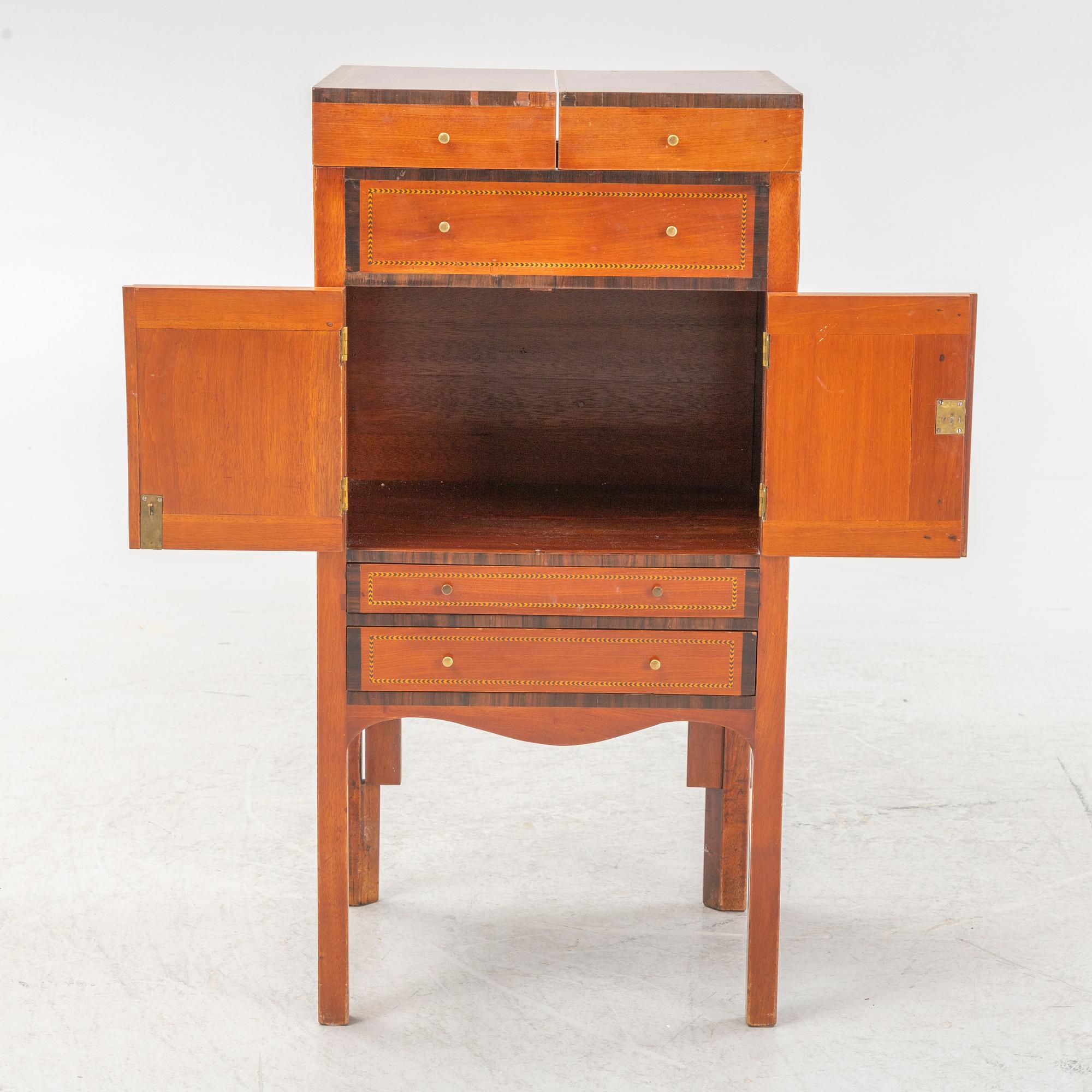 Toilette furniture, circa 1800.