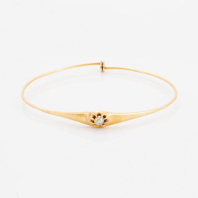 ARMRING, guld med gammalslipad diamant.