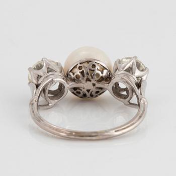 Ring 18K vitguld med en odlad pärla samt två runda briljantslipade diamanter.