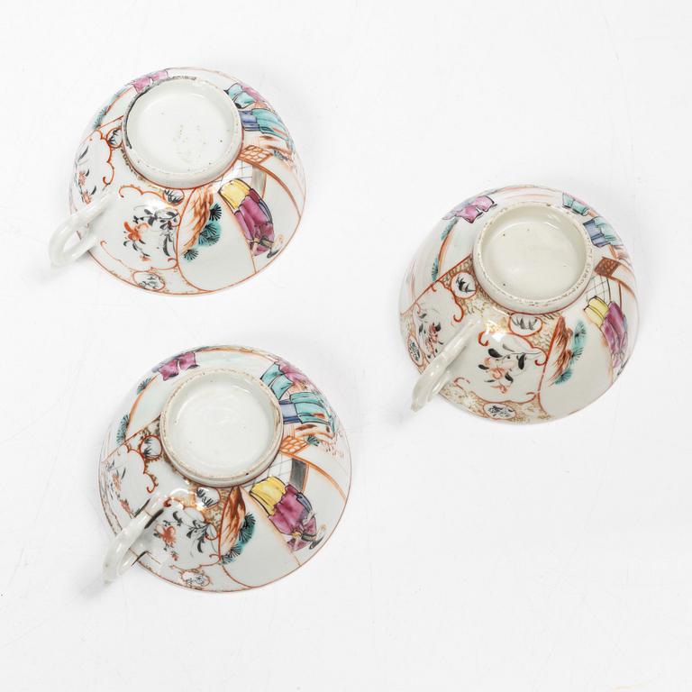 Parti, porslin samt fat i emalj på koppar, nio delar. Qingdynastin, 1700-tal.