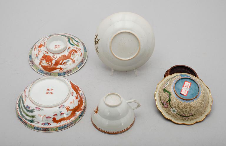 TEKOPP MED FAT, porslin, Kina, Qianlong (1736-1795), LOCKSKÅL, 1900-tal samt SKÅL, emalj, Kina, samtida.