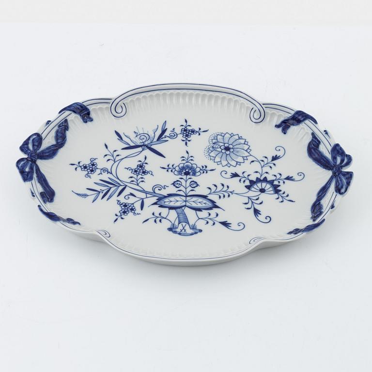 A 34-piece porcleain dinner service, 'Zwiebelmusnter', Meissen, Germany, first half of the 20th century.