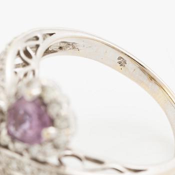 Ring in 18K white gold set with faceted coloured gemstones and round brilliant-cut diamonds.