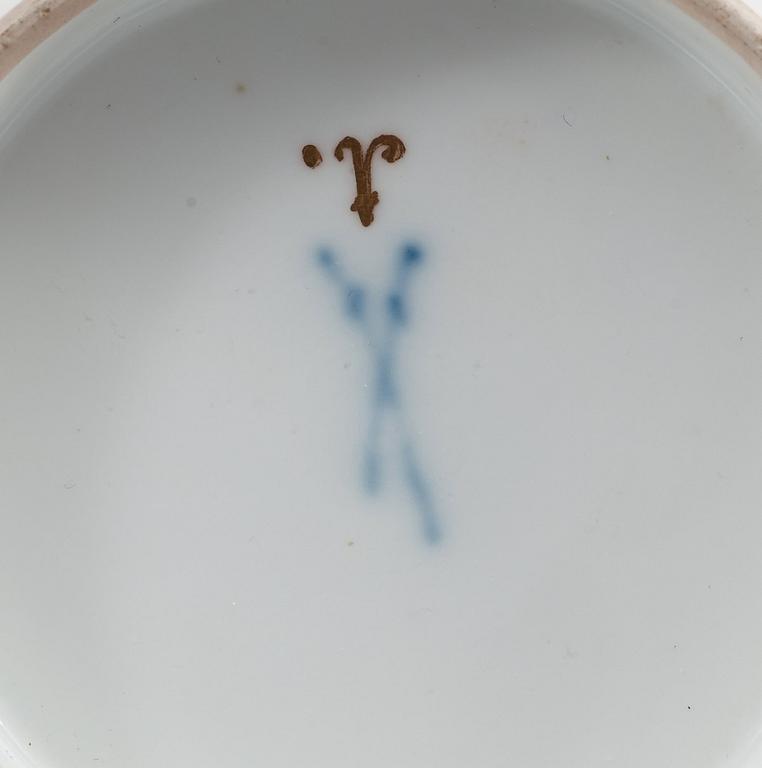 A Meissen chinoiserie equelle with cover and stand, 1725-30.