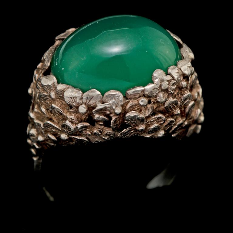 RING, silver med cabochonslipad krysopras, Heribert Engelbert för Stigbert, Stockholm, 1974. Vikt 7 g.