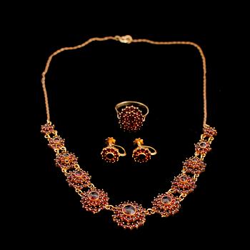 HALSBAND, RING SAMT ÖRHÄNGEN, 1 par, infattade med granater, 1900-talets mitt.