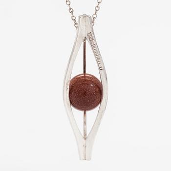 Elis Kauppi, A silver necklace with a goldstone pearl. Kupittaan kulta, Turku 1962.