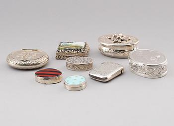 SAMLING DOSOR SAMT TÄNDSTICKSHÅLLARE, 8 st, silver, 1900-talets första hälft. Vikt ca 234 gram.