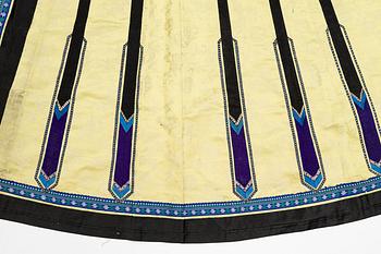 A yellow silk skirt 'Qun', Qing dynasty, 19th century.