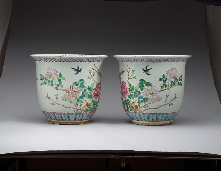 A pair of large flower pots enameled in 'famille rose' with birds and peonies, late Qing Dynasty (1644-1912).
