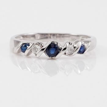 RING, 10K vitguld safirer och mindre diamanter.