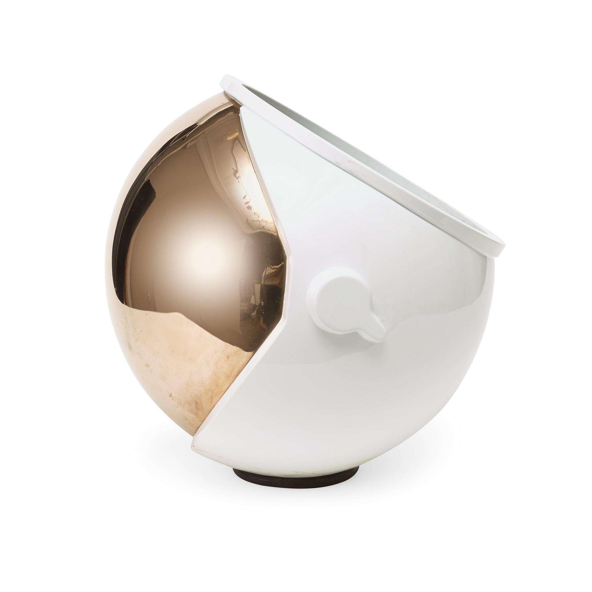 Jone Kvie, "Helmet".