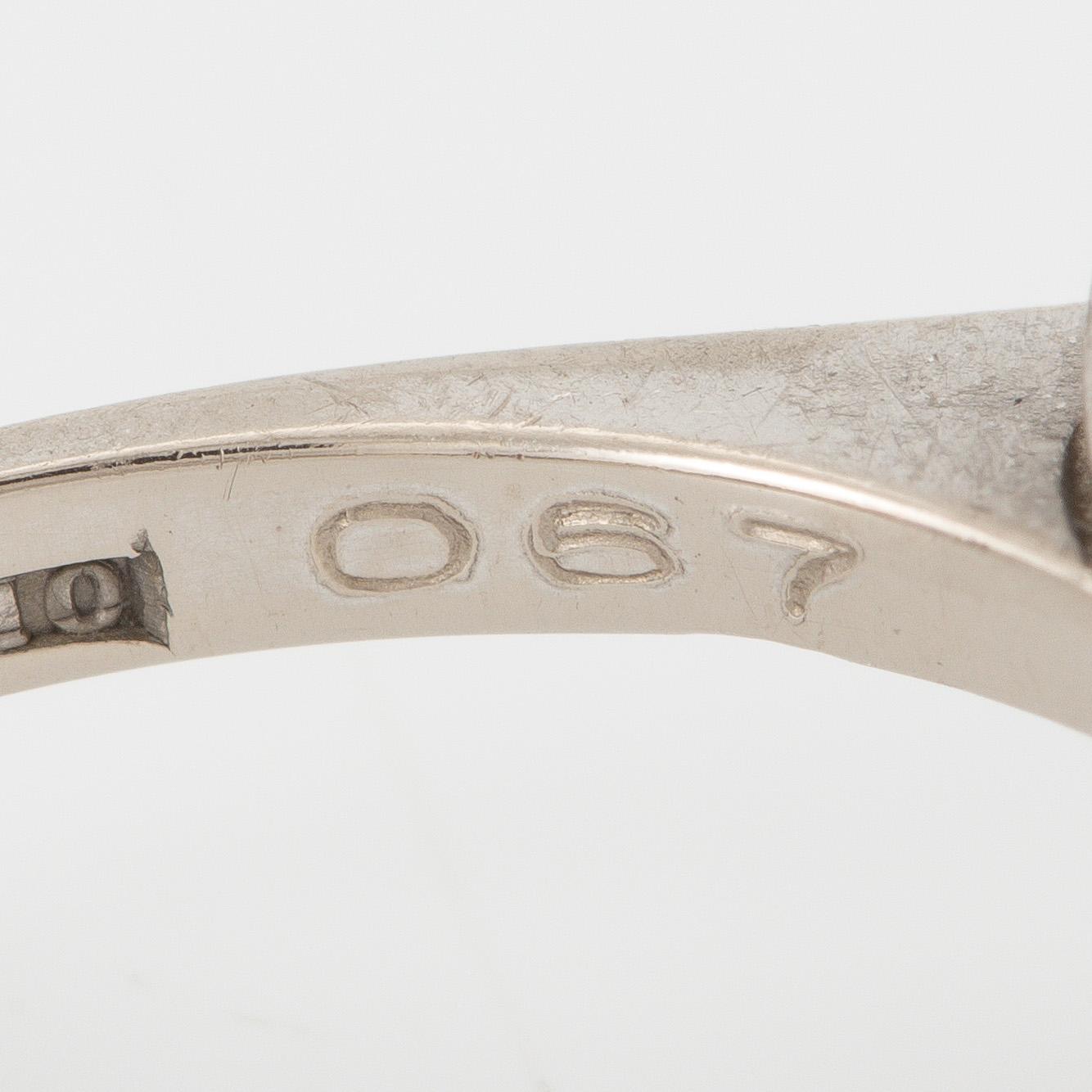 Ring, cameo model, 18K white gold with sapphire and brilliant-cut diamonds.