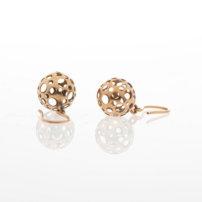 LIISA VITALI, RING and EARRINGS, 14K gold. Westerback, Helsinki Finland 1962.