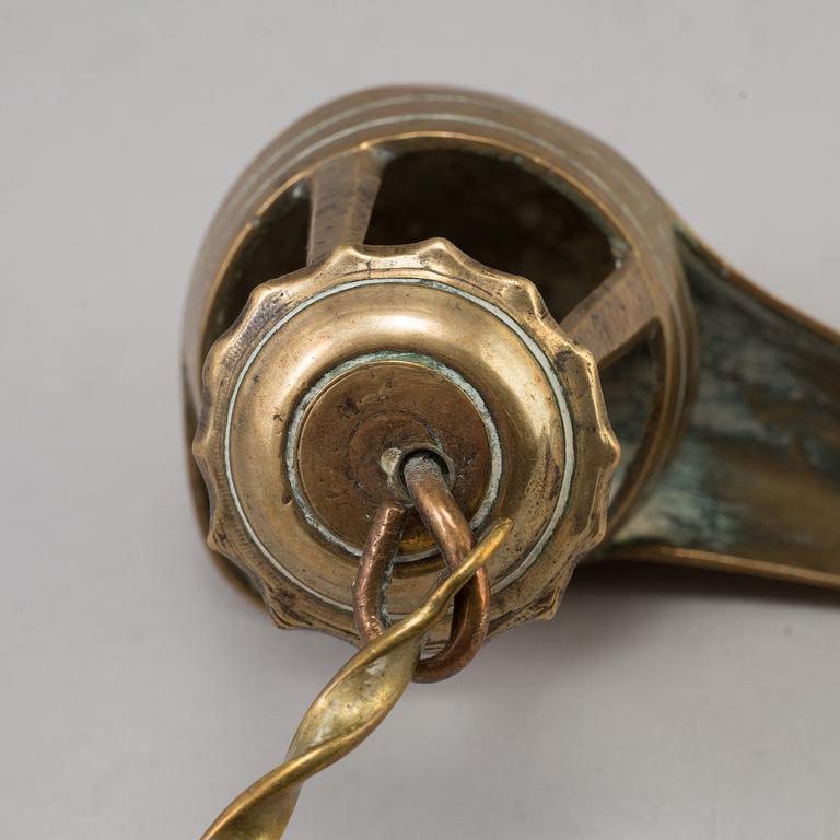 AN 18TH CENTURY BRONZE OIL LAMP.