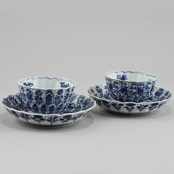 KOPPAR MED FAT, 2 st, porslin, Kina, Kangxi (1662 - 1722).
