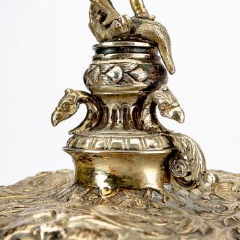 Cup with lid, Historismus, probably 19th century, indistinct silver stamps, weight 1154 grams.