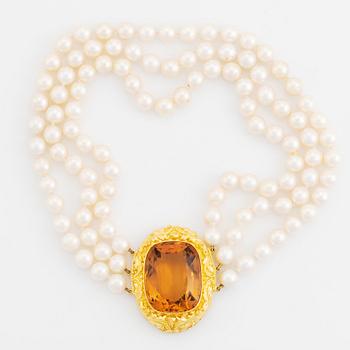 Collier, choker, treradigt med odlade pärlor, lås 18K guld med stor cushionformad citrin.