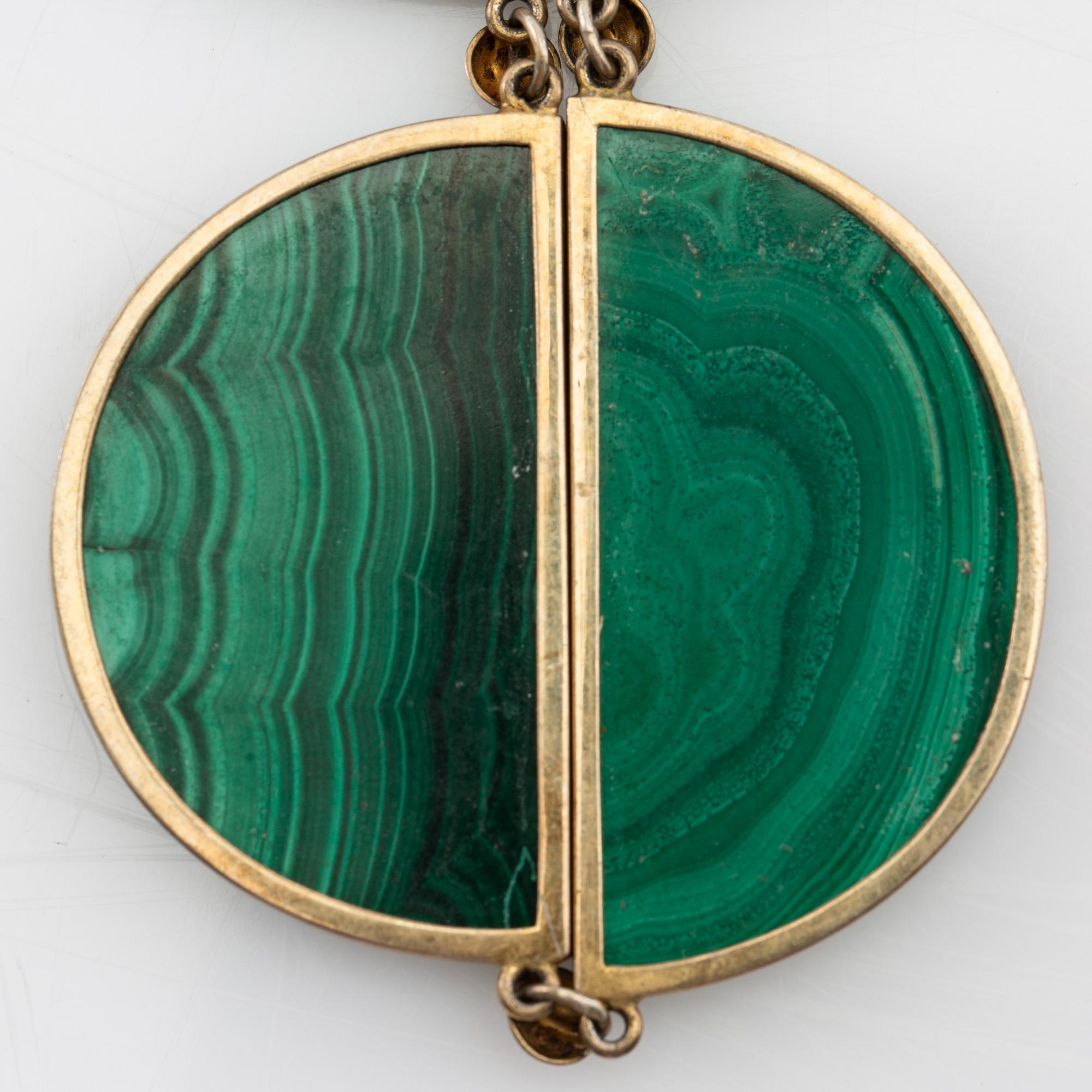 Halsband, ring och armband med slipade malakiter, Kina 1900-talets första hälft.